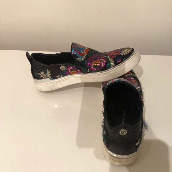Wishbone embroidered leather slip on shoes. Size 8. - Picture 3 of 4